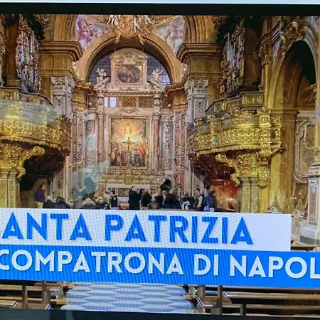 Il Basso Di Donna Assunta * Napels